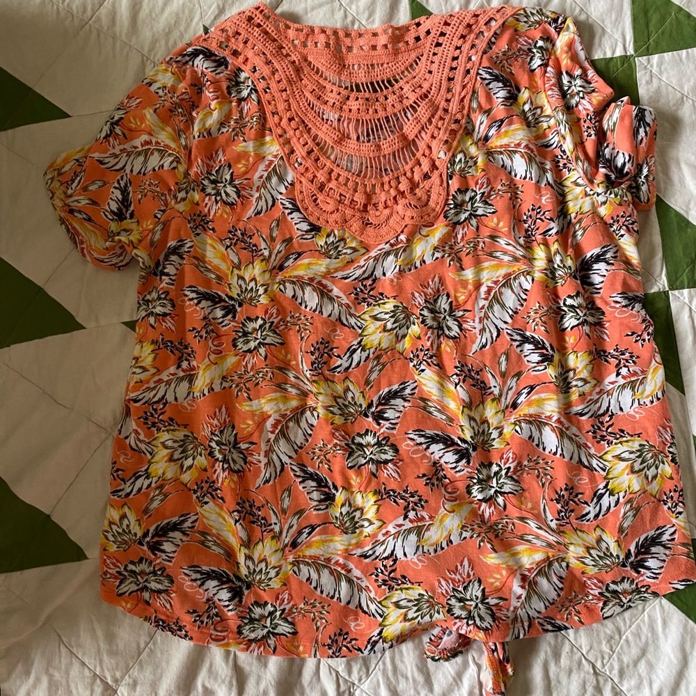 Tropical tie front tee with macrame detail on back
